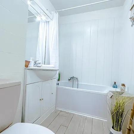 Daire Guignon - Sunny Comfort Close To The Port & Station