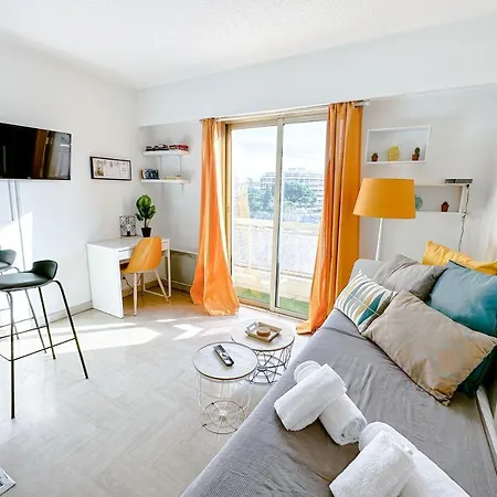 Guignon - Sunny Comfort Close To The Port & Station